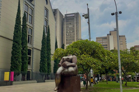 Medellín: Historische Stadtrundfahrt mit Metro und StraßenbahnTour auf Spanisch