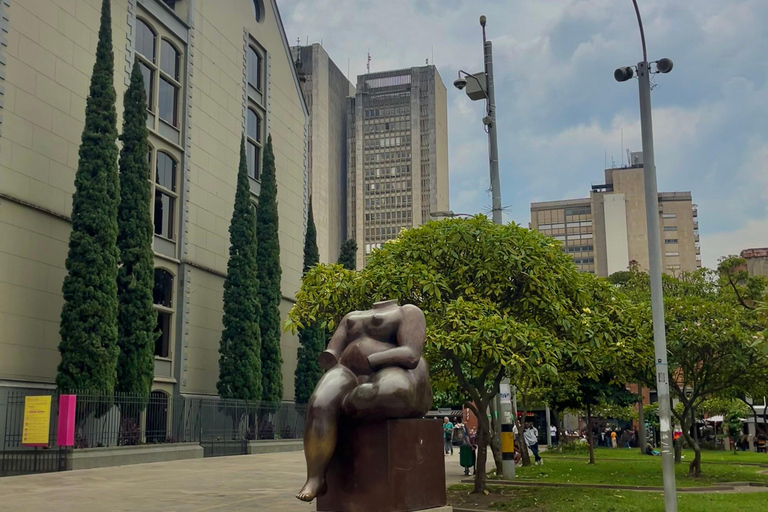 Medellín: Historische Stadtrundfahrt mit Metro und StraßenbahnTour auf Englisch