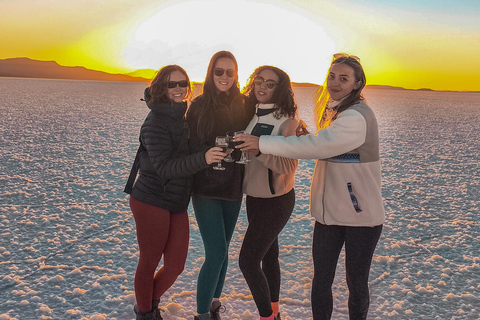 3-Day Uyuni Expedition to San Pedro de Atacama Tour with Spanish-speaking driver