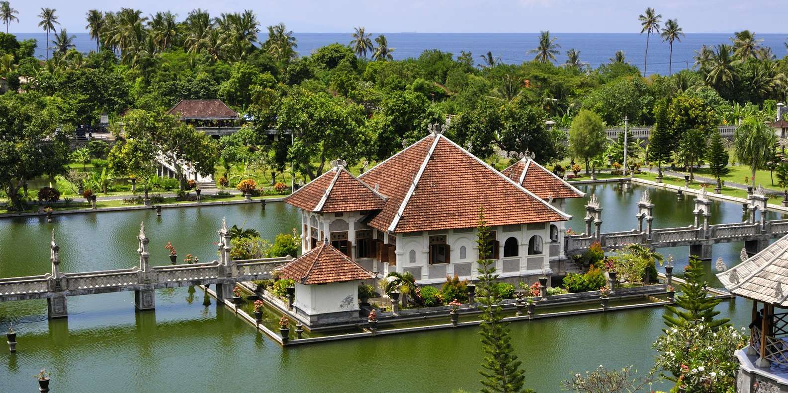 Bali: Tulamben Shipwreck Snorkeling & Water Palace Tour