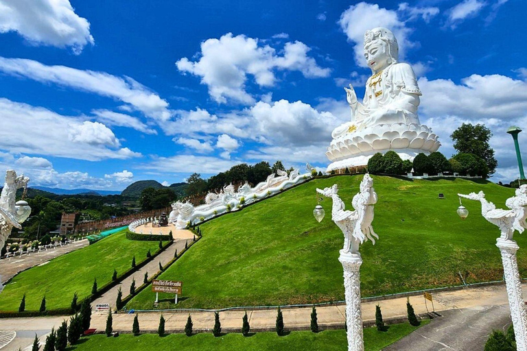 Chiang Mai: Vita, blå och stora Buddha Vita, blå och stora Buddha-tempel i Chiang RaiChiang Mai: Vita, blå och stora Buddha-tempel i Chiang Rai