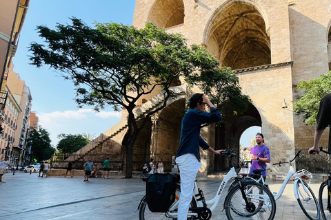 Valencia: Historic Center and City of Arts Guided Bike Tour Small Group in French