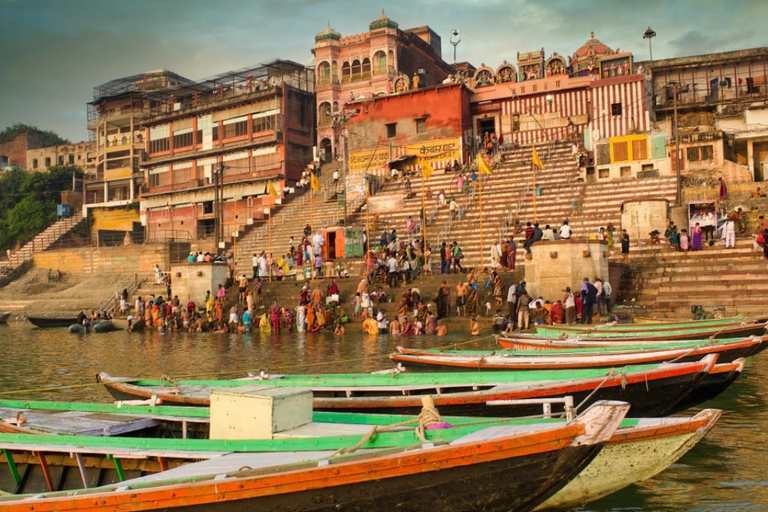 Ganga Ghat Arti z kawiarnią na dachu blisko Gangesu