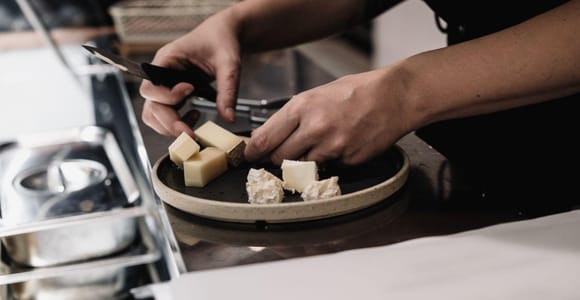Bilbao: Guided Tasting of 3 Txakolis and Artisan Cheese