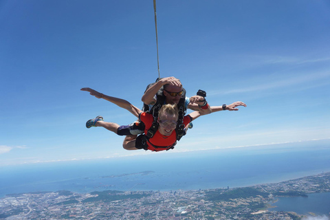 Thaïlande : Saut en parachute en tandem au-dessus de la côte estService de navette pour Bangkok