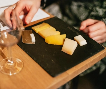 Amsterdam: Dutch Cheese Tasting Experience with Wine