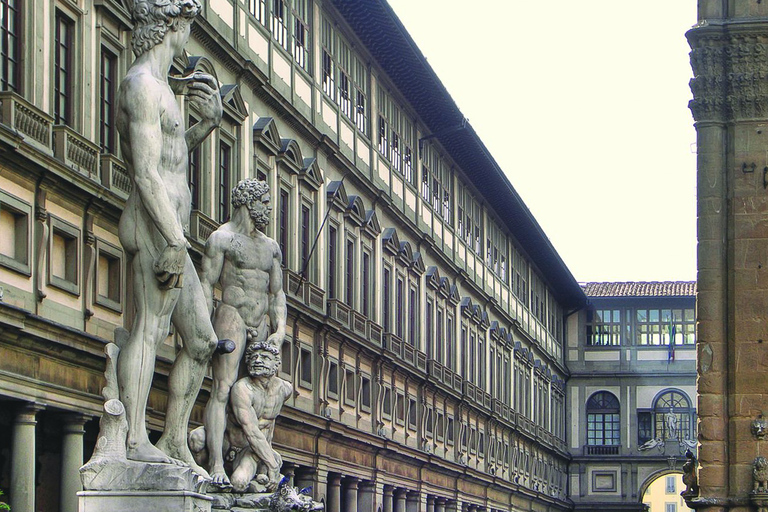 Florença: Galeria Uffizi: ingresso prioritário e tour em pequenos gruposExcursão Particular em Russo