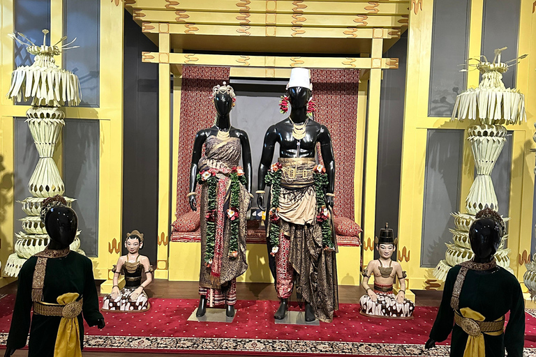 Yogyakarta: wandeltour met gids naar het paleis van de sultan en TamansariYogyakarta: begeleide wandeltour naar het paleis van de sultan en Tamansari