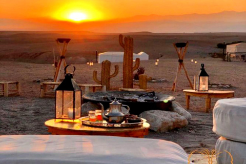 Von Marrakech aus: Abendessen in der Wüste von Agafay bei Sonnenuntergang mit Kamelritt