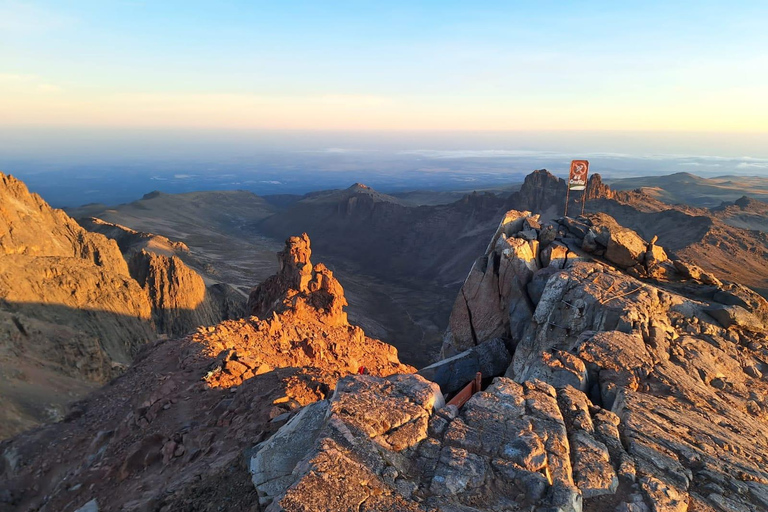 Conquiste o Monte QuêniaTravessia de 4 dias de Chogoria a Sirimon