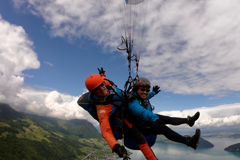 Luzern: Einzigartiges Tandem-Gleitschirmflug-ErlebnisNachmittags-Slot (zwischen 12:30 und 17:00 Uhr)