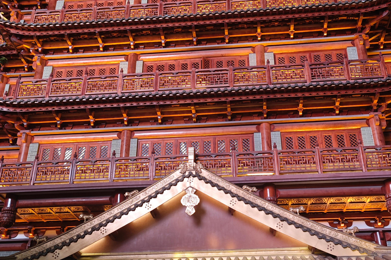 Guangzhou Night: CBD Riverwalk, Hidden Alleys & Food Tasting Spanish/ French/ Italian/ Japanese/ Korean/ Russian Guide