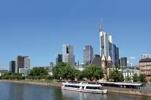 Frankfurt: 1-Hour Panorama Boat Cruise on the river Main