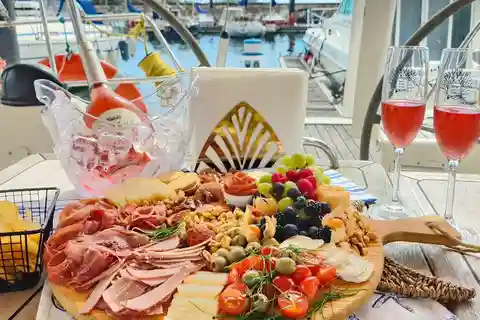 Porto: Passeio Privado de Veleiro com Prova de Vinhos e Charcutaria