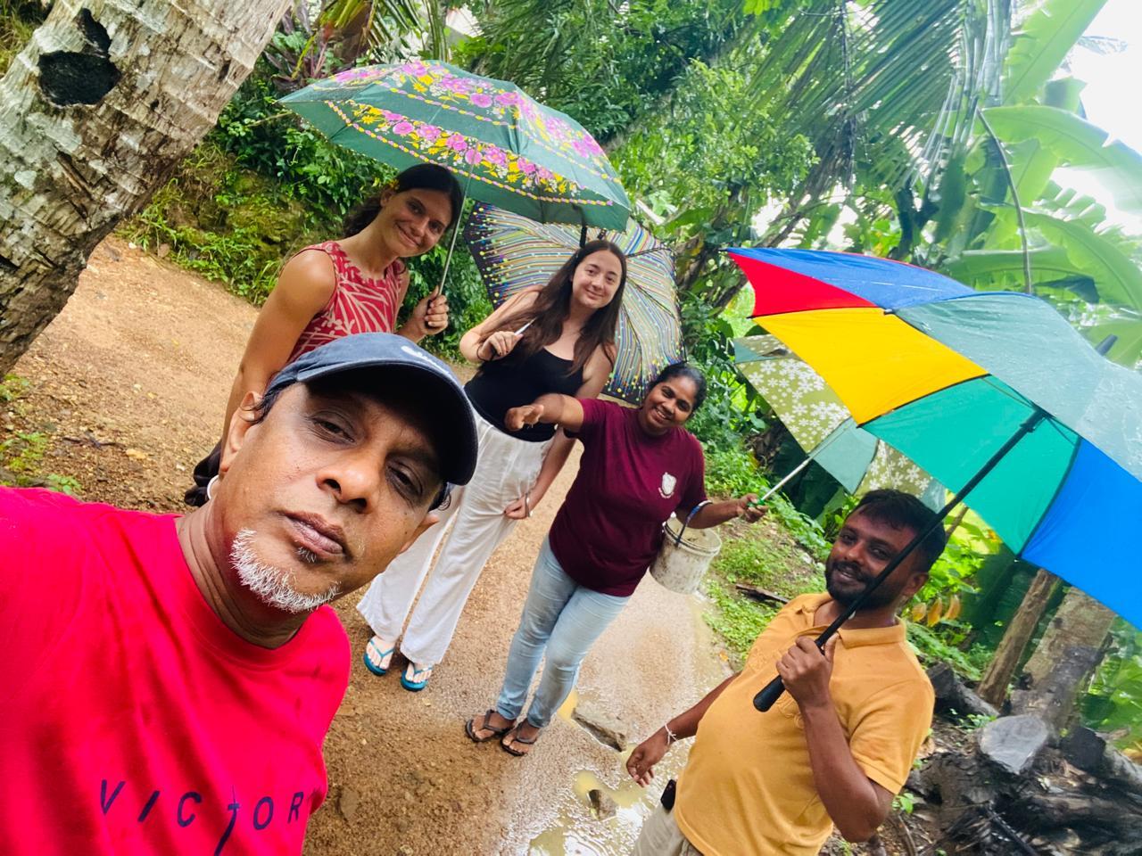 Ab Colombo/Negombo: Spaziergang durch das Dorf Mahena mit Kochkurs