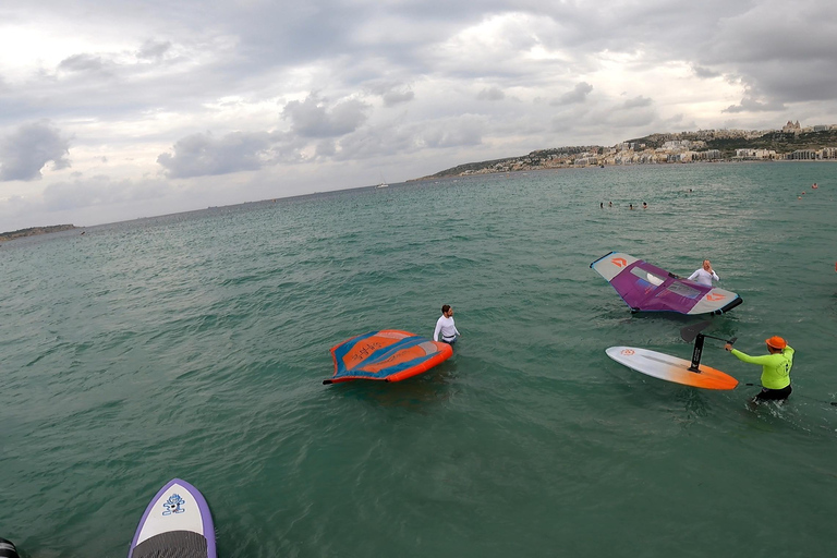 Mellieha: Introduzione al Wing Foiling (corso)Mellieha: Introduzione alla sventagliata d&#039;ala