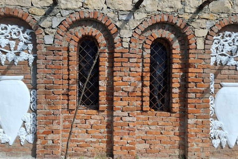 Kutaisi : dégustation de vins dans une cave familialeKoutaïssi : Dégustation de vins dans une cave familiale