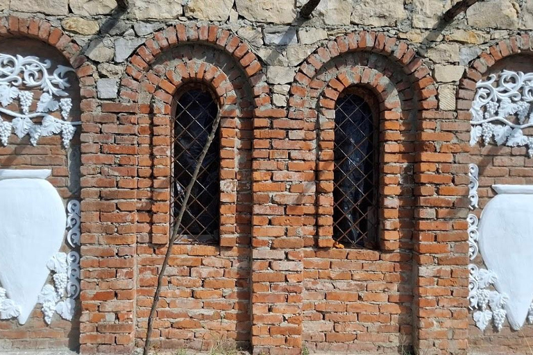 Kutaisi : dégustation de vins dans une cave familialeKoutaïssi : Dégustation de vins dans une cave familiale