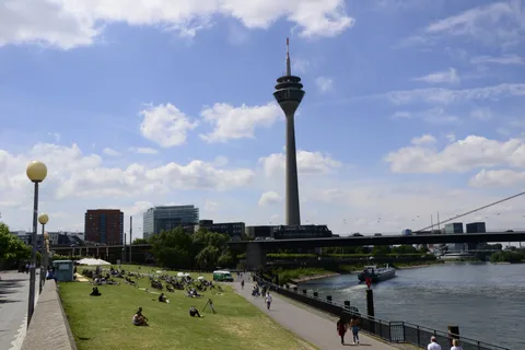 Düsseldorf: Old town and banks of Rhine - heart and lifeline