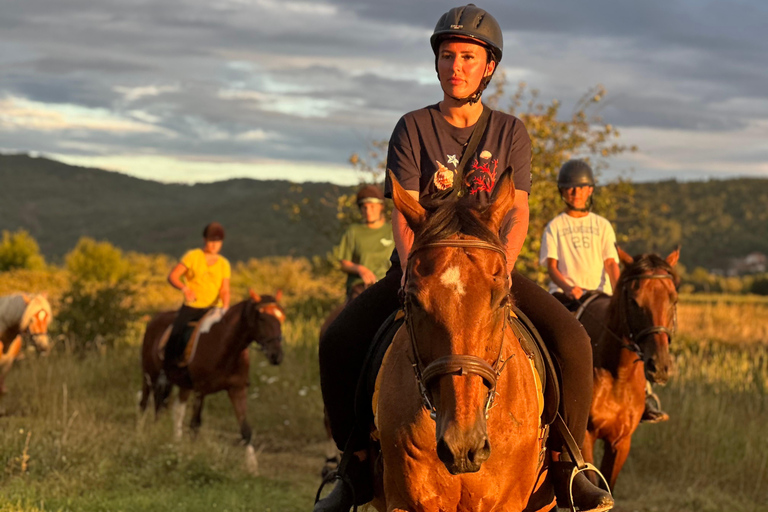 دوبروفنيك: ركوب الخيل عند غروب الشمس مع خدمة النقلSUNSET HORSEBACK RIDE NEAR DUBROVNIK WITHOUT TRANSPORT