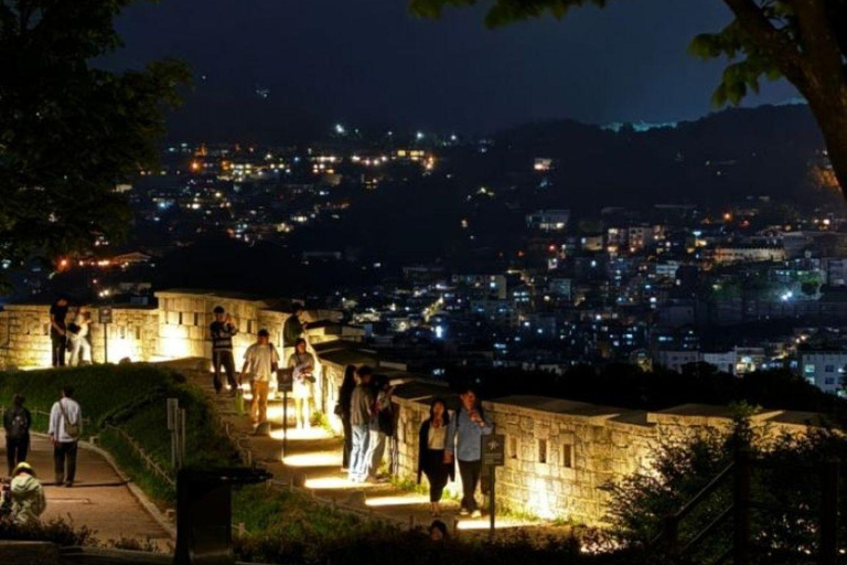 Seúl: Hanok, luces de la ciudad y palacio, tour de día y nochePunto de encuentro: Estación Hongik Univ. Salida n.º 8.