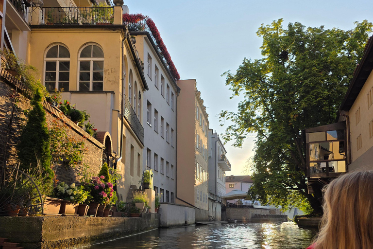 Prague: Charles Bridge & Hidden Canals Kayak Tour