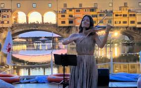 Florence: Arno River Cruise with a Live Concert
