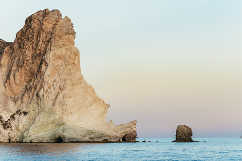 Santorini: Crociera in catamarano con pasti e bevandeCrociera Premium al tramonto con grigliata e bevande