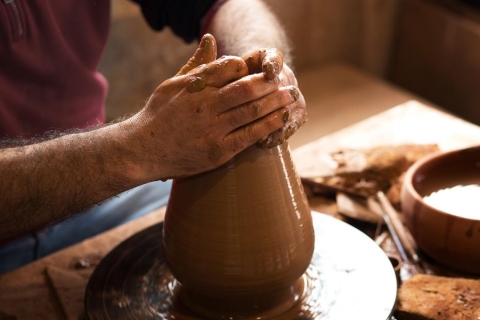 Discover the art of pottery under the guidance of an Armenia