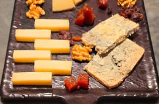 Madrid: Typisch spanische Tapas, Wurstwaren, iberischer Schinken und Weinprobe