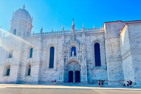 Lisbon: Tuk Tuk Private Tour With Free Polaroid Photos Lisbon: Old town Tuk Tuk Tour (90min)