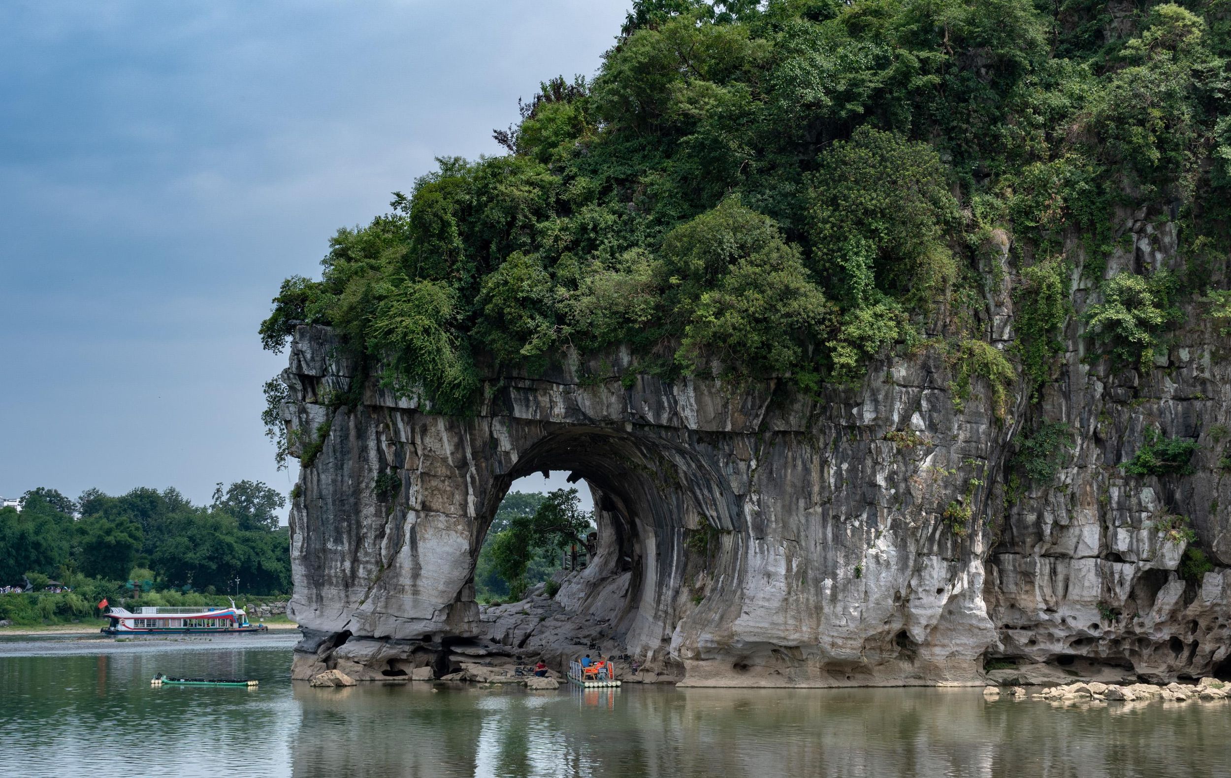 Guilin: Wanderung zum Elefantenhügel, Flussfahrt auf dem Li Jiang & Lagerfeuer-Tour