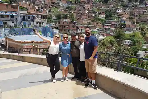 Comuna 13: Passeia com um artista local e aprende parte da história de Medellín