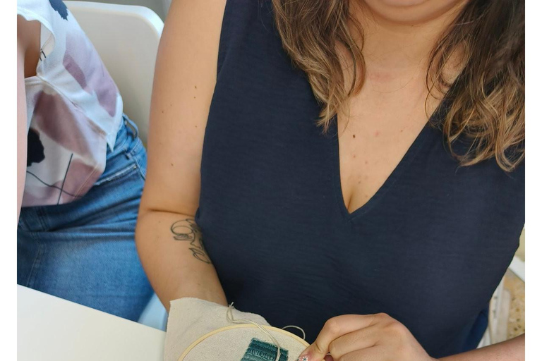 Thessalonique : ateliers de broderie. Une expérience créative de slow craft.Thessalonique : Ateliers de broderie. Une expérience créative d'artisanat lent.