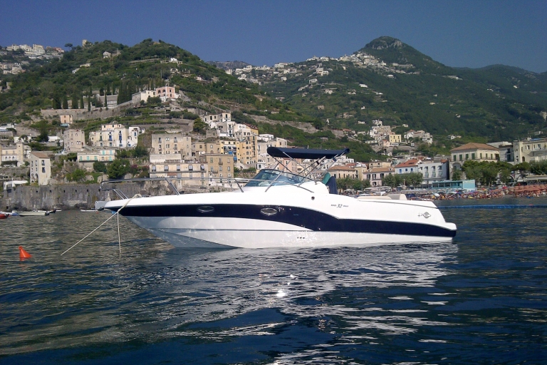 Excursion en bateau privé d'une journée : Positano et la côte amalfitaineExcursion d'une journée à Positano et sur la côte amalfitaine en bateau à pont ouvert