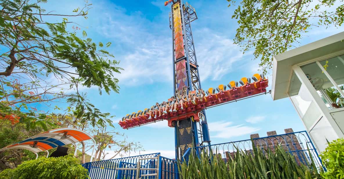 Afbeelding 1 van Hanoi: Mega World en keramiekdorp of wierookdorp en hoed