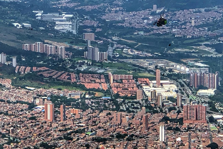 Medellín: Skip-the-Line Paragliding W 20-Yr Experience Pilot