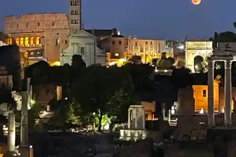 Rome: Nighttime Tour Outside the Colosseum with Local Guide
