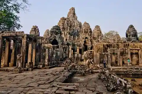 3-Day Angkor, Kompong Phluk & Roluos Temples Tour