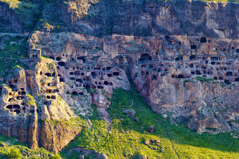 Z Tbilisi: Wycieczka do Vardzia, Rabati i Borjomi