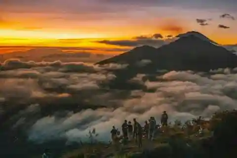 Bali: Mount Batur Sunrise Trek with Hot Springs and Temples