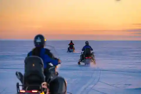 Kemi-Tornio: Sunrise snowmobile safari