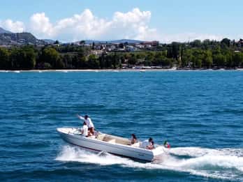 From Lazise: 4 hours boat tour cruise on Lake Garda