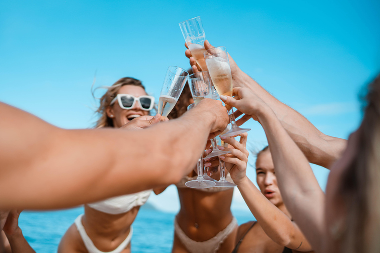 Phuket: James Bond i zatoka Phang Nga luksusowym jachtem o zachodzie słońcaSpotkanie przy molo (opłata za wstęp do parku narodowego wliczona w cenę)