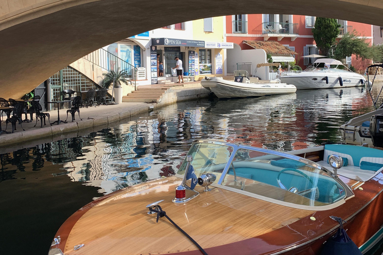 Saint-Tropez: Tour privato in barca classica RIVATour privato di 1 ora in barca classica RIVA