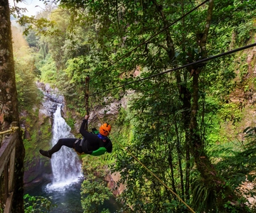 Excursão de um dia à Cachoeira Juan Curi e ao Parque de Aventura
