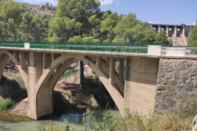 From Valencia: Excursion to Chulilla + hike and kayak tour on the lake From Valencia: Excursion to Chulilla + hike and kayaking tour on the lake