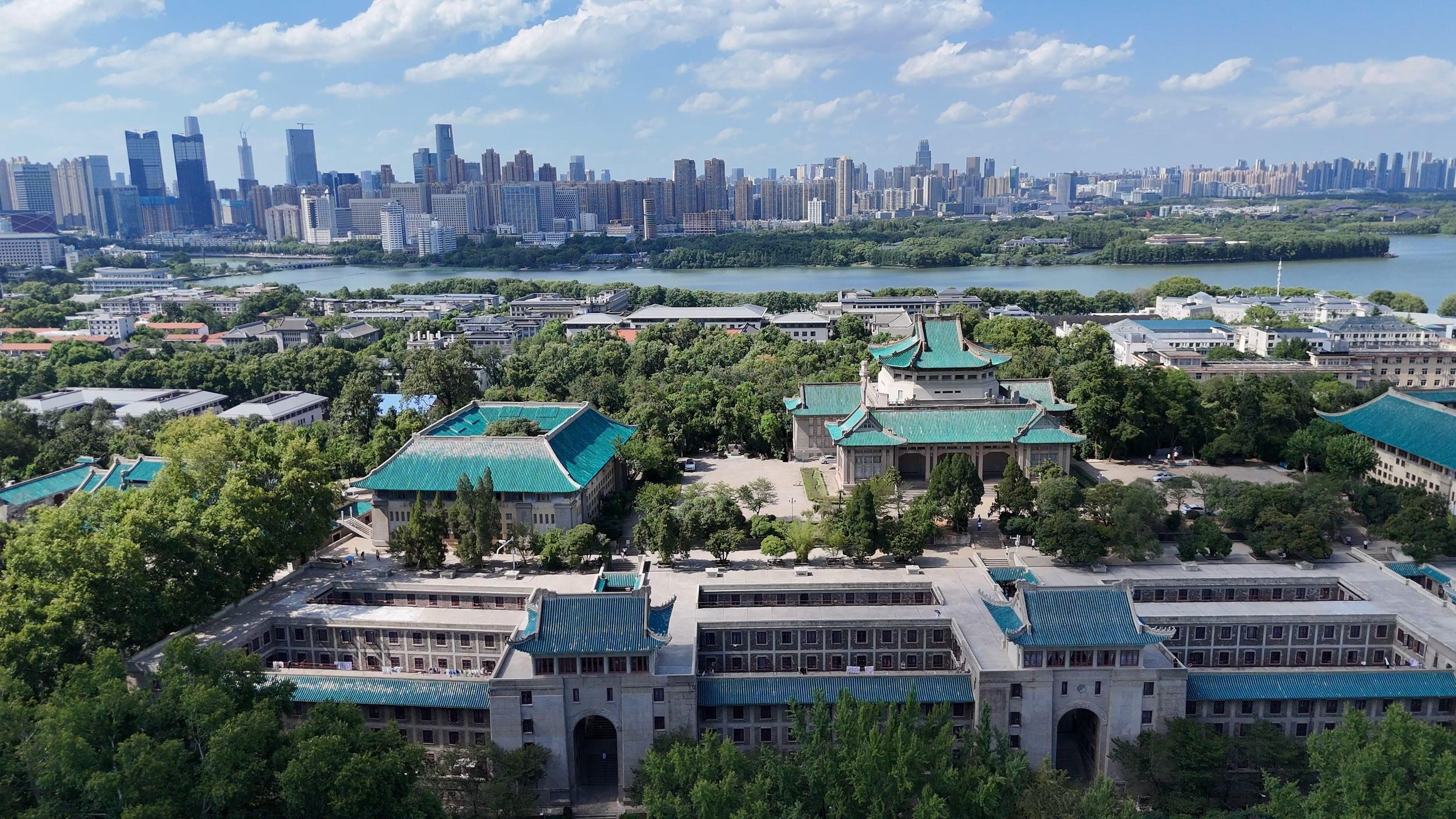 Geführter Spaziergang durch die Universität Wuhan – Abholung vom Flughafen