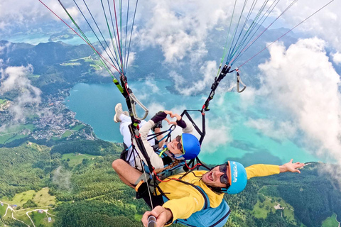 圣吉尔根：沃尔夫冈湖上双人滑翔伞飞行圣吉尔根：双人滑翔伞飞行，俯瞰沃尔夫冈湖