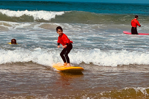 Beginner surf class at Caparica (Lisbon) Beginner premium surf class at Caparica (Lisbon)